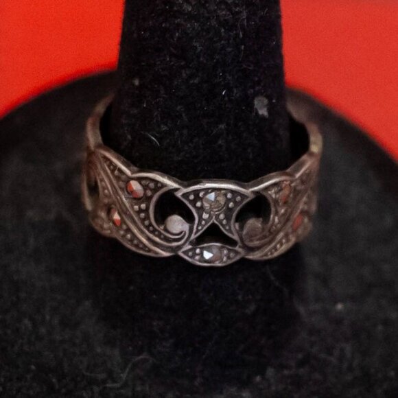 Size 8, Vintage Sterling Silver Intricate Stylized Ring - O36 - Picture 1 of 4